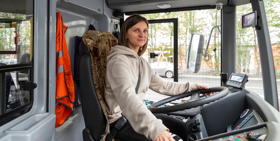 «Поймать улыбку в зеркале заднего вида»: Мурманчанка о работе водителем троллейбуса