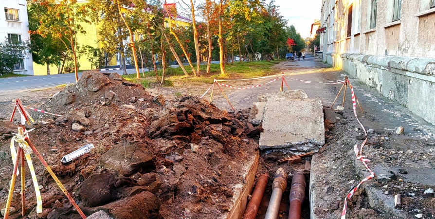 В Никеле возмущены затянувшимся ремонтом сетей коммуникации возле школы