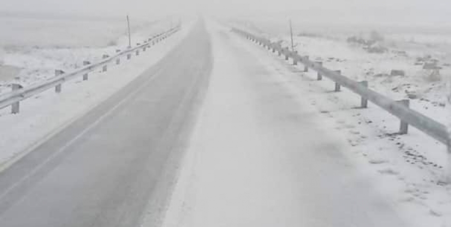 Дорогу на Териберку замело снегом