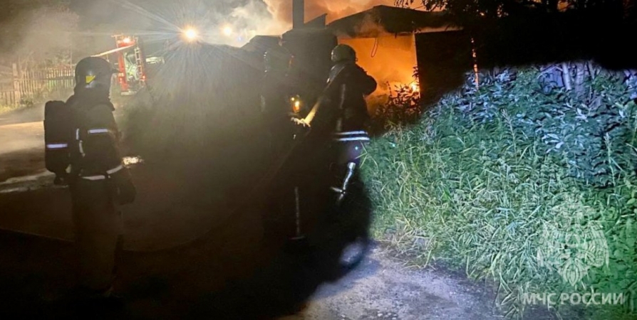 Огонь уничтожил гараж на Радищева в Мурманске
