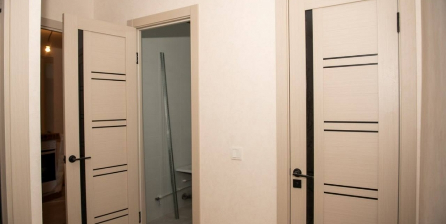 В новом доме на Бредова установили раздвижные двери для мурманчанина с ограниченными возможностями
