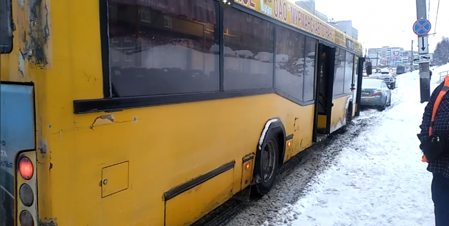 «Люди оказались как на сковородке»: В Мурманске у автобуса задымилось колесо