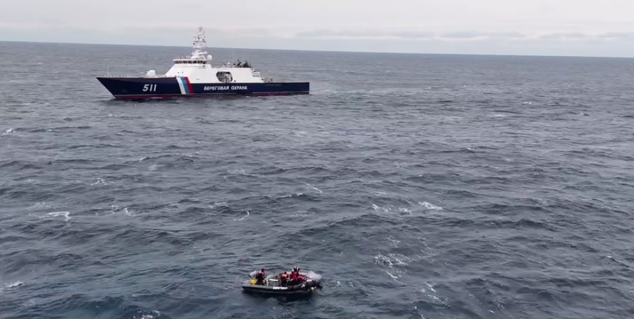 Сломался двигатель, сносит в море: В Териберке спасли двух северян
