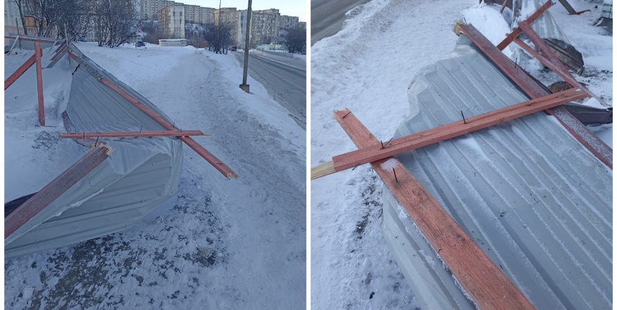 Торчат огромные гвозди: В Североморске дорогу к школе преграждает аварийный забор