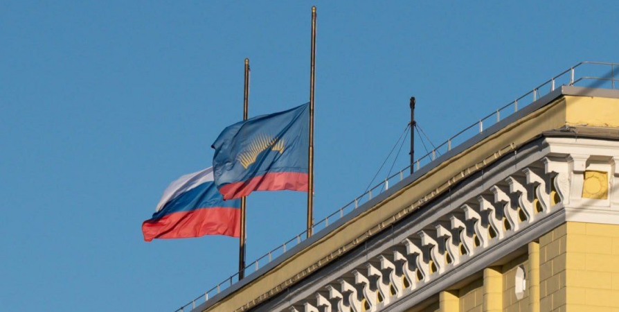 В Мурманской области в день траура приспущены государственные флаги