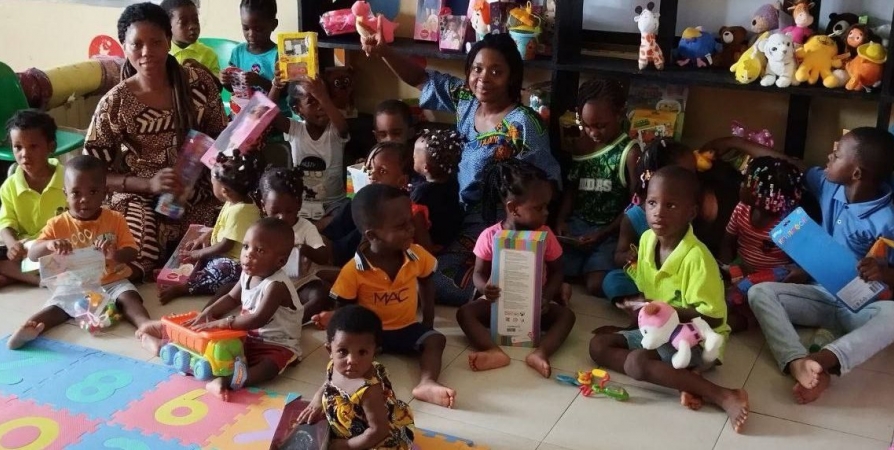 Африканский детский сад получил подарки из Мурманска