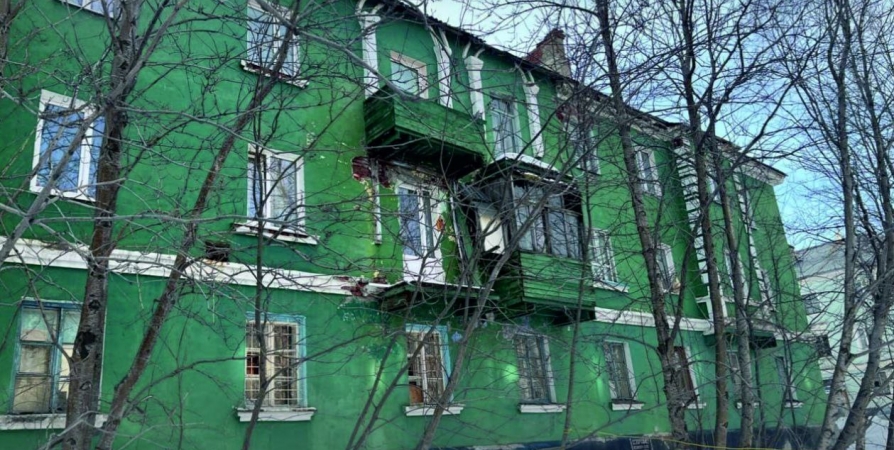 Балкон разрушился на фасаде жилого дома в Мурманске