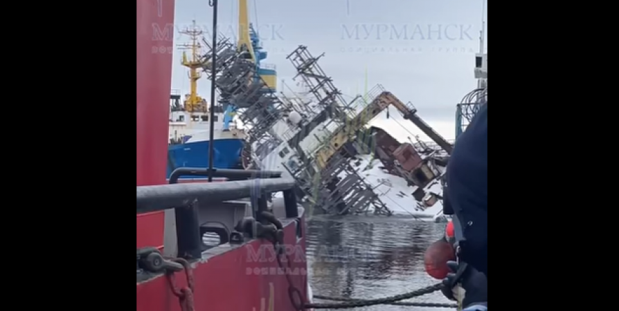 Рыболовное судно «Заполярье» тонет в «прямом эфире» в порту Мурманск