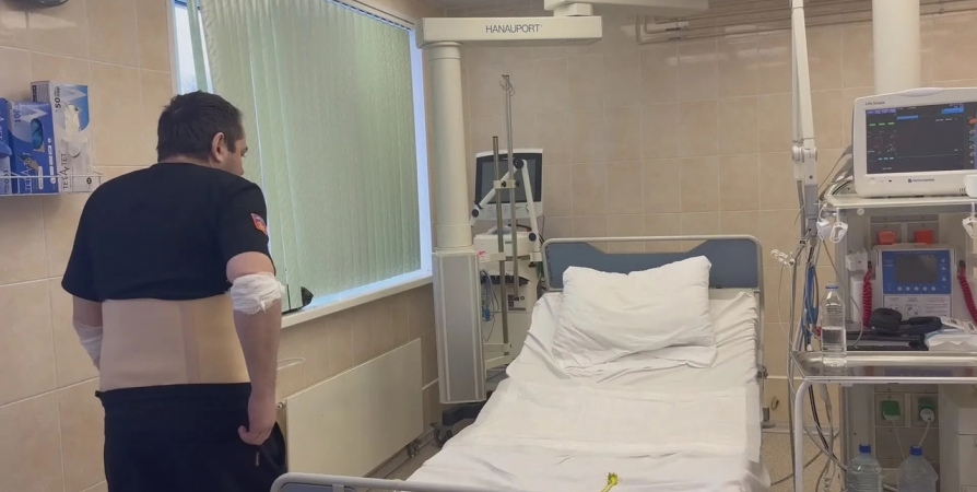 Раненый губернатор Мурманской области делает первые шаги в больничной палате