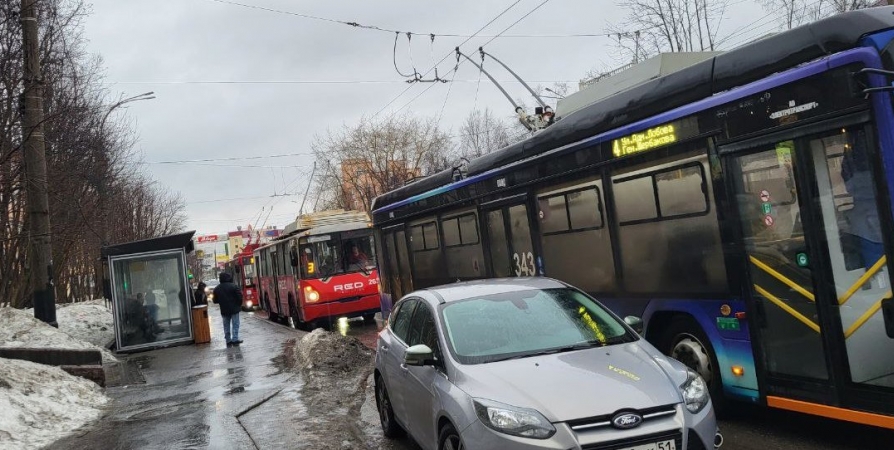 Отложения соли и дождь стали причиной остановки троллейбусов в Мурманске