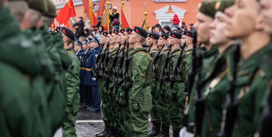 День Победы в Мурманске: 12 парадных расчетов и «живые открытки» от школьников