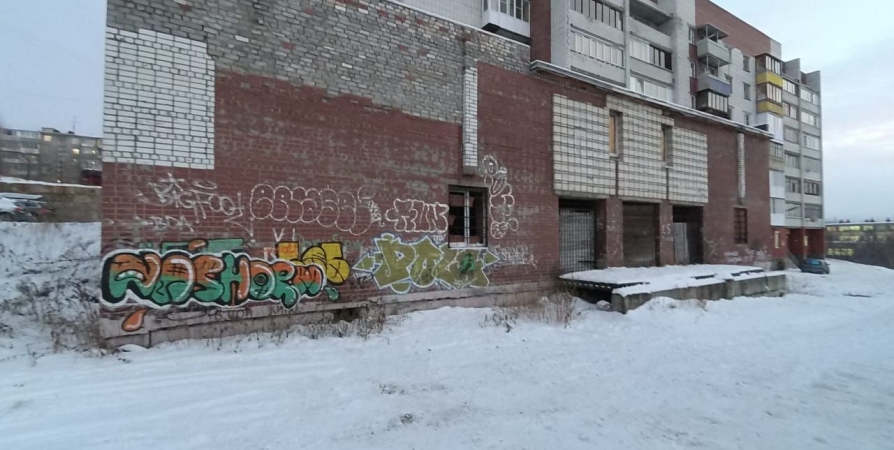 Кирпичный недострой за 10 млн на Пономарева в Мурманске обнесут забором