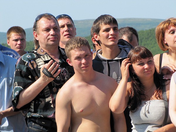 Gif. зрители замерли в ожидании. зрители замерли в ожидании. все замерли в ожидании той самой смелой бабы. радость гиф.