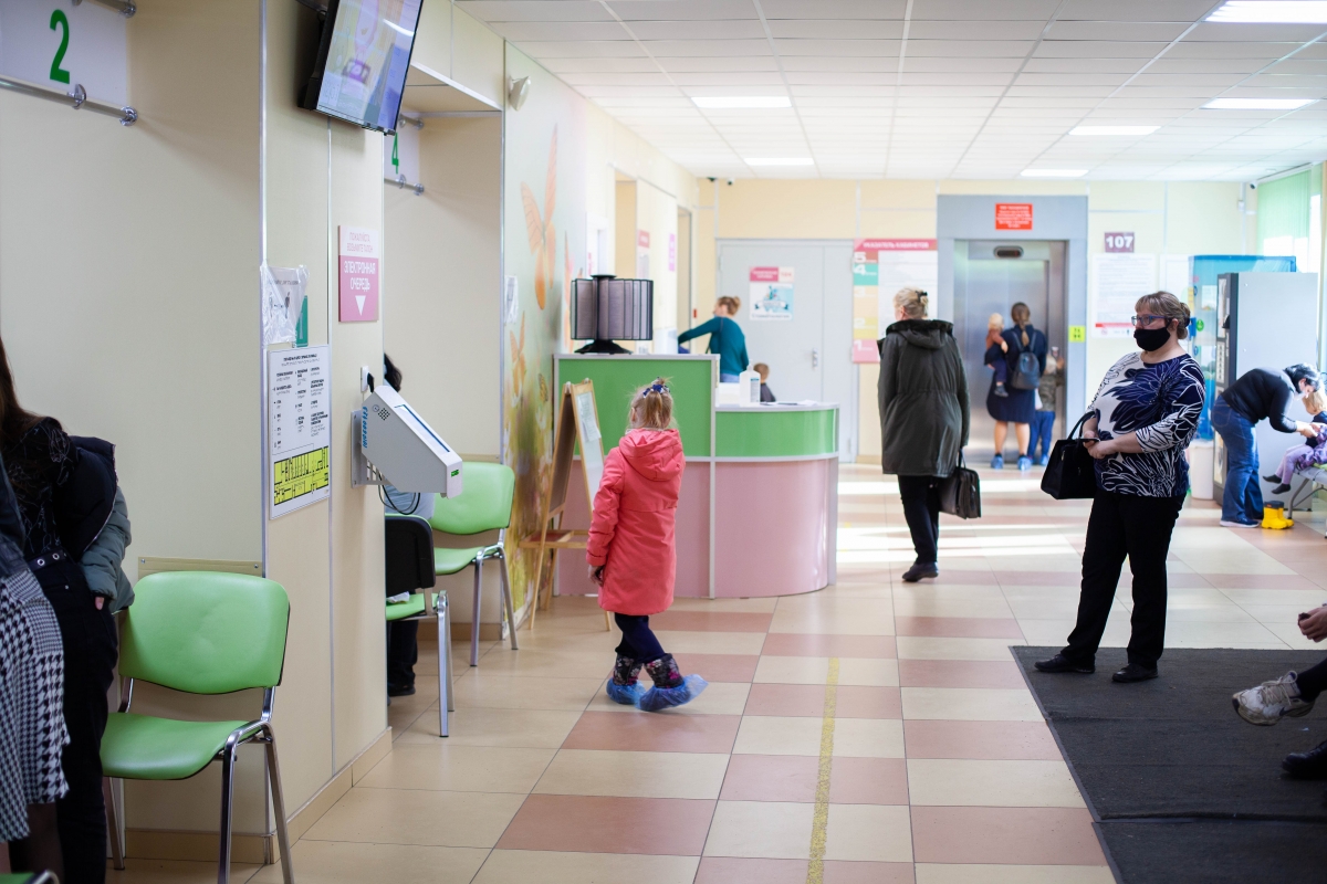 Люди в поликлинике. Поликлиника 1. Сегодня работает поликлиника. Модернизация поликлиник в Москве фото проект 131 детская.