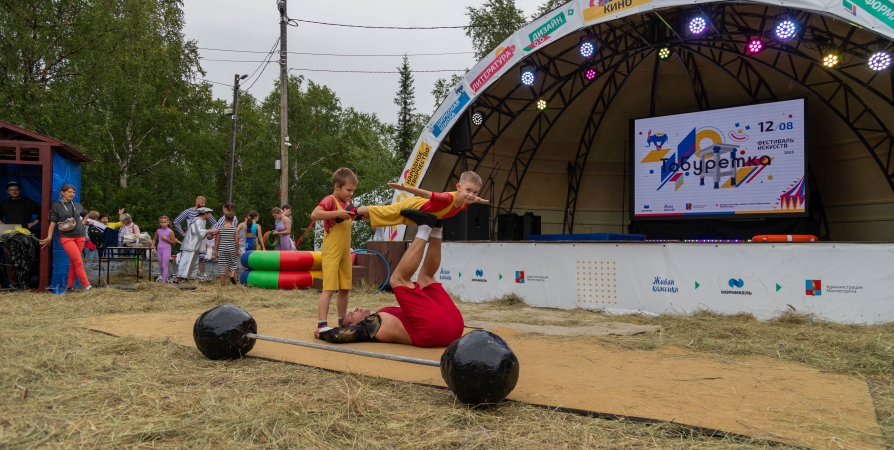 Начинающие акробаты и жонглеры на фестивале «Табуретка»
